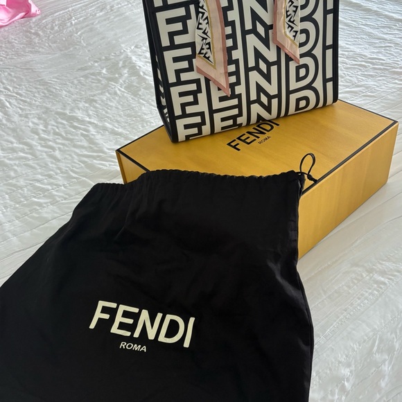 Fendi Monochrome Logo Tote - Picture 1 of 2